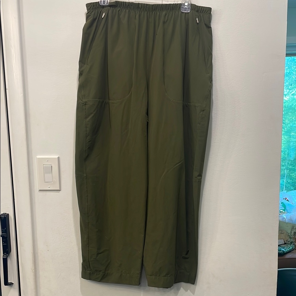Lululemon Lightweight Mid-Rise Barrel-Leg Cropped Pant size 12.
